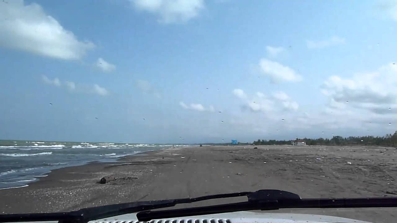 K&ouml;ra bil p&aring; stranden vid Kaspiska havet