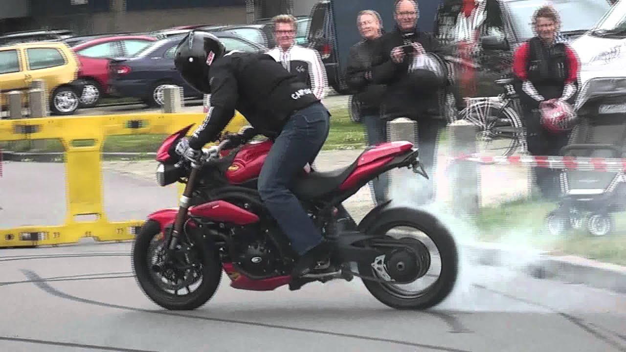 Triumph Stunt Rider Kevin Carmichael at Roké Motors Mijdrecht (Holland) - Video #1