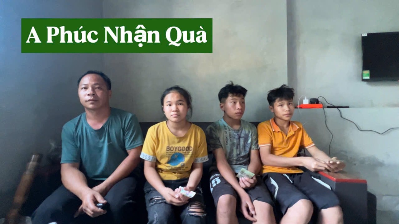 CÁC CON CỦA A PHÚC THỢ XÂY NHẬN MÓN QUÀ CỦA CỦA BÀ ĐOÀN NGUYỄN CẨM VÂN NGÀY ĐẦU XUÂN NĂM MỚI .