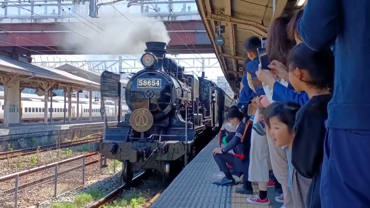 運行最終年度を迎える観光列車「SL人吉」が鳥栖駅に到着（2023年４月８日、鳥栖市）