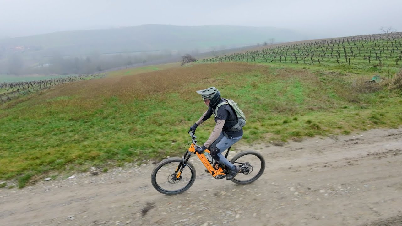 Rampina in cresta: il DJI Neo 2 mi segue tra vigneti e foschia