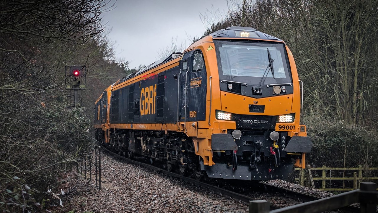 99001 climbs the Clickett Hill bank out of Felixstowe North