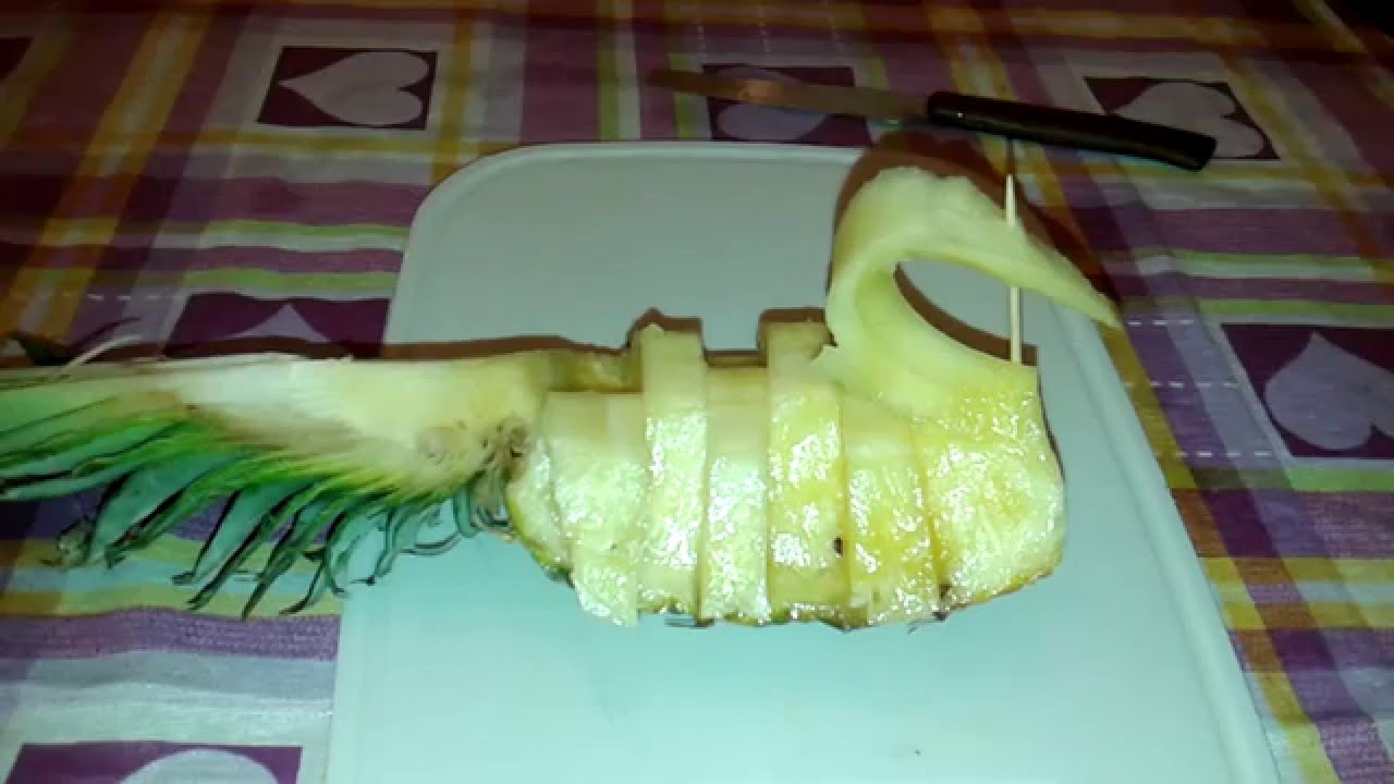 Come Tagliare un Ananas a forma di Cigno