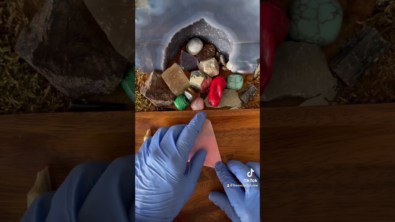 How to roll a Rose Joint