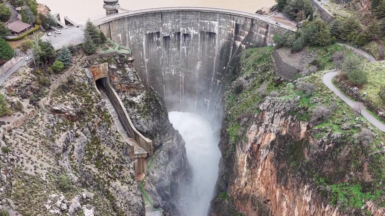 Desagüe del pantano de quentar 