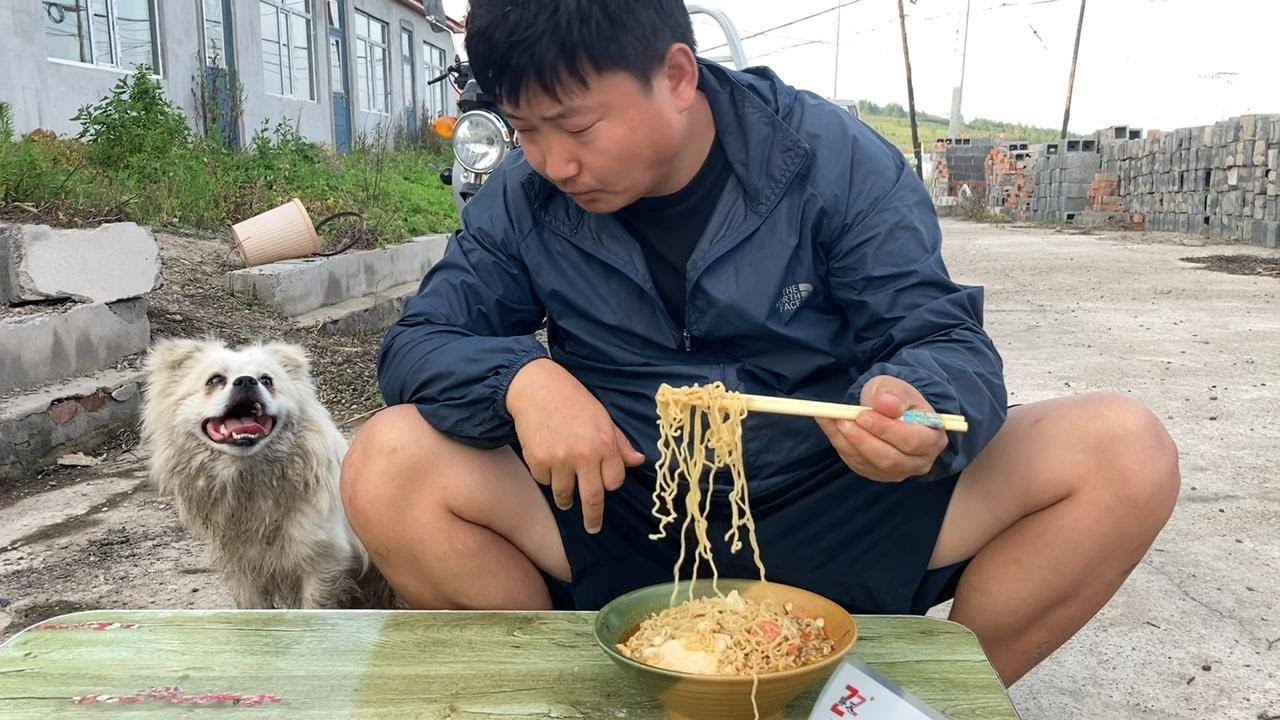 中朝边境农村，自家房子免费给朋友住，为表达感谢他请我吃方便面 【东北鸭蛋说白了】