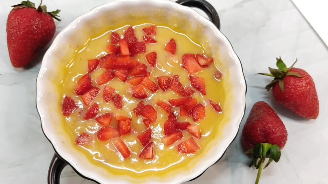 Keto strawberry microwave cake ready in just a few minutes & tastes so good! 🤤🍓 [Recipe]