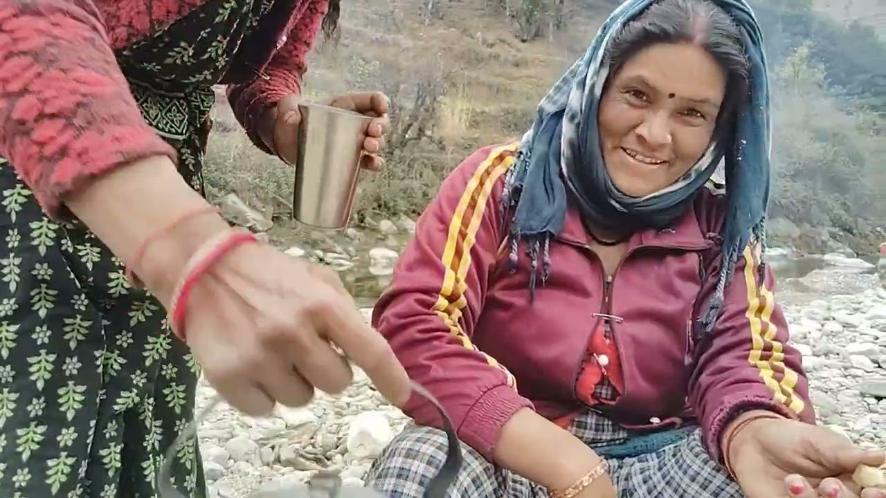 पहाड़ों में महिलाओं का संघर्ष शील जीवन 🤗🤗👌