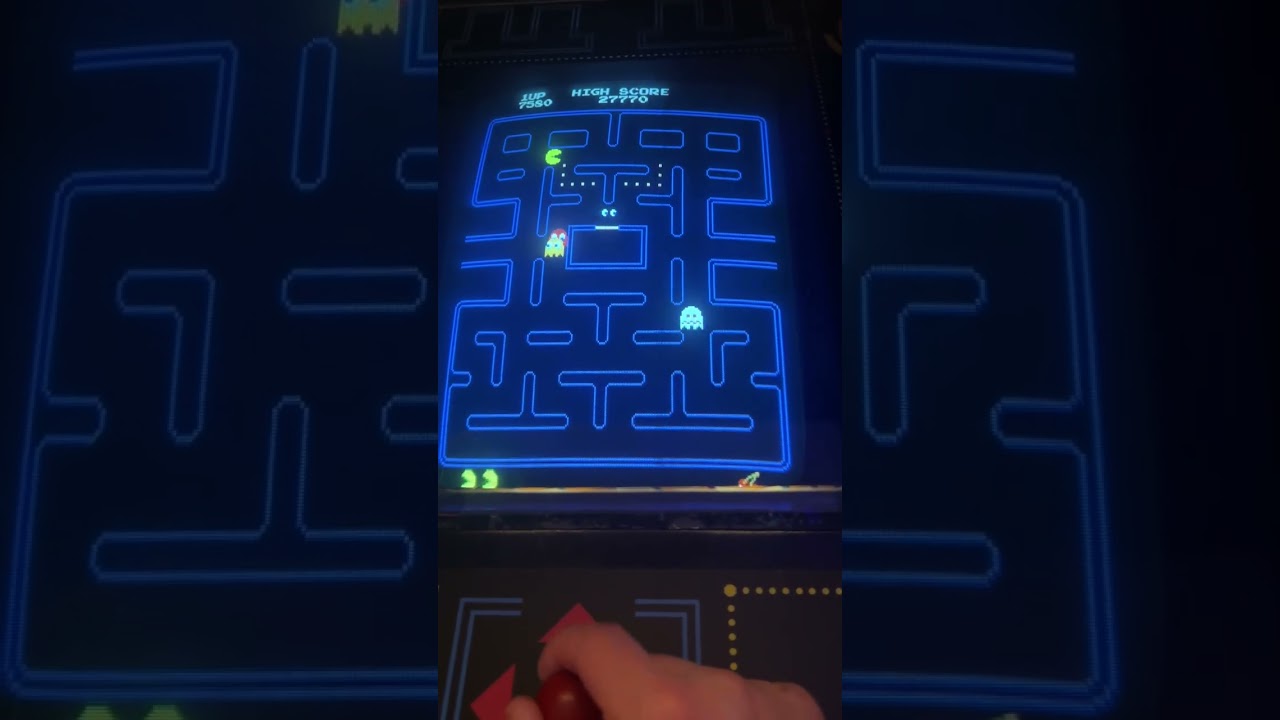 Играю в оригинальную игру Pac-Man в торговом центре Marcade в Рокавее, штат Нью-Джерси, играю одн...
