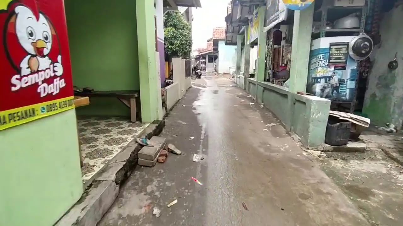 SERUNYA GOWES DI GANG SEMPIT
