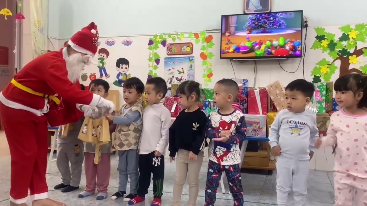 MẦM 1 NHẬN QUÀ ÔNG GIÀ NOEL