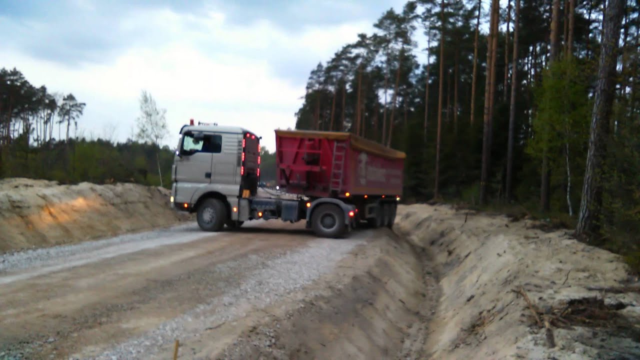 Mistrzowskie zawracanie ciężarówką na drodze
