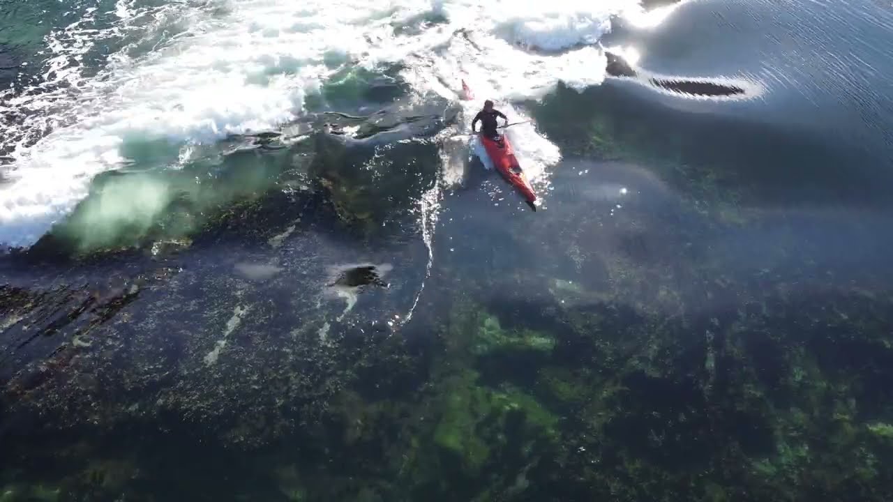 Surge narrow standing wave (surfing a sea kayak)