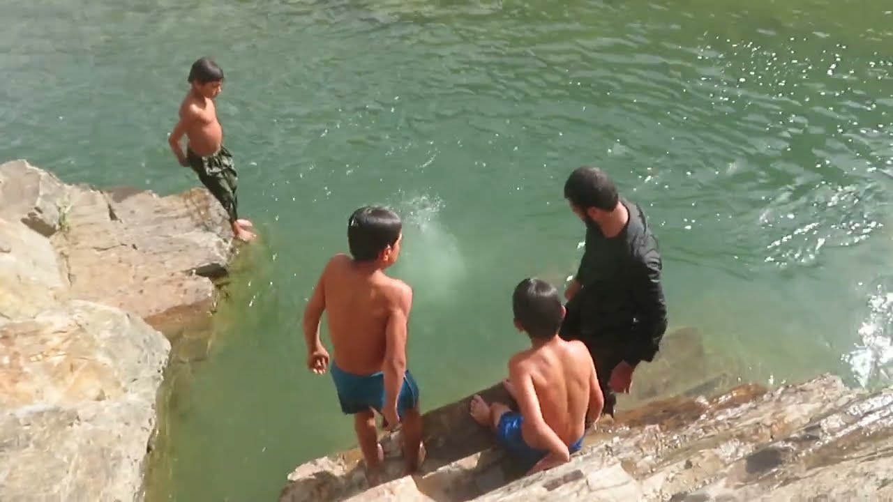 ملاق زدن در حوض آب بازی دریای پنجشیر