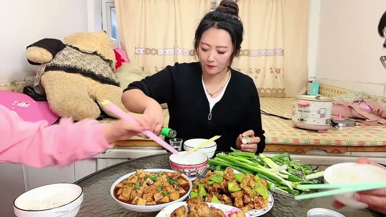 外面下雨太冷了，小琼做道溜肉段，喝上几杯小酒，这感觉真好