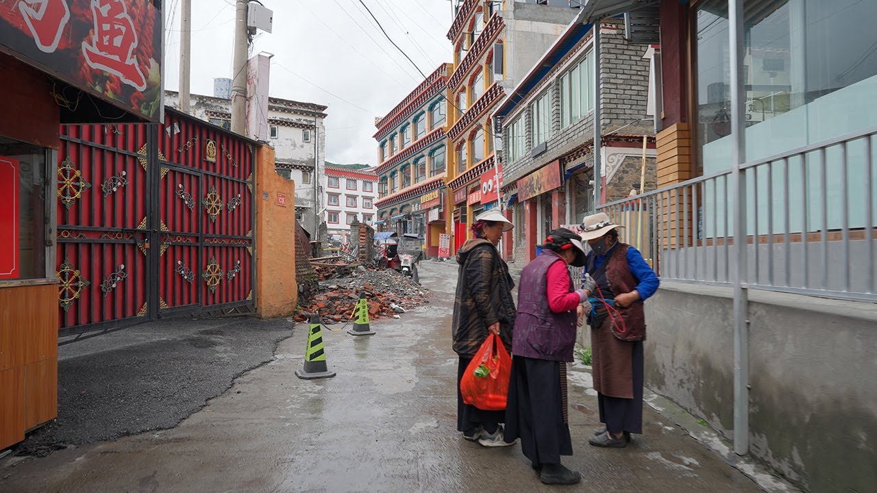 Walking in a small town in western China. A Tibetan town on the plateau. Xinduqiao(新都桥镇), Sichuan・4K