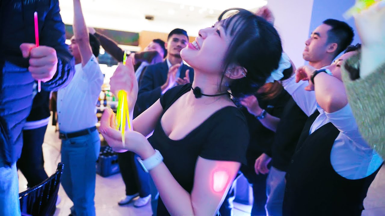 Nhạc đám cưới mà căng đét thế này bảo sao như vào quán bar