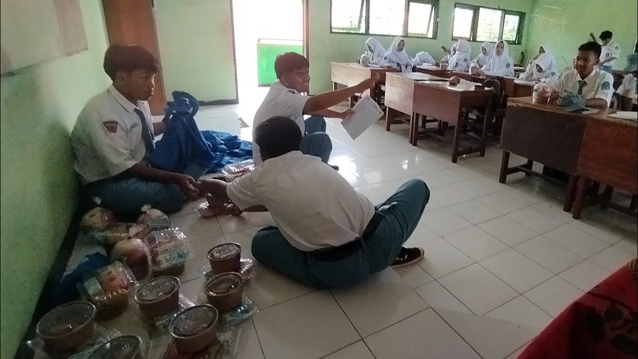 Pembagian MBG di kelas - kelas SMAN 1 Kejayan Pasuruan