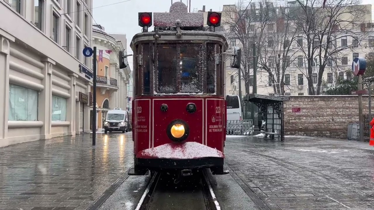 Snow Day in Istanbul. Asmalımescit, Istikl&acirc;l Street.  Beyoğlu, ISTANBUL