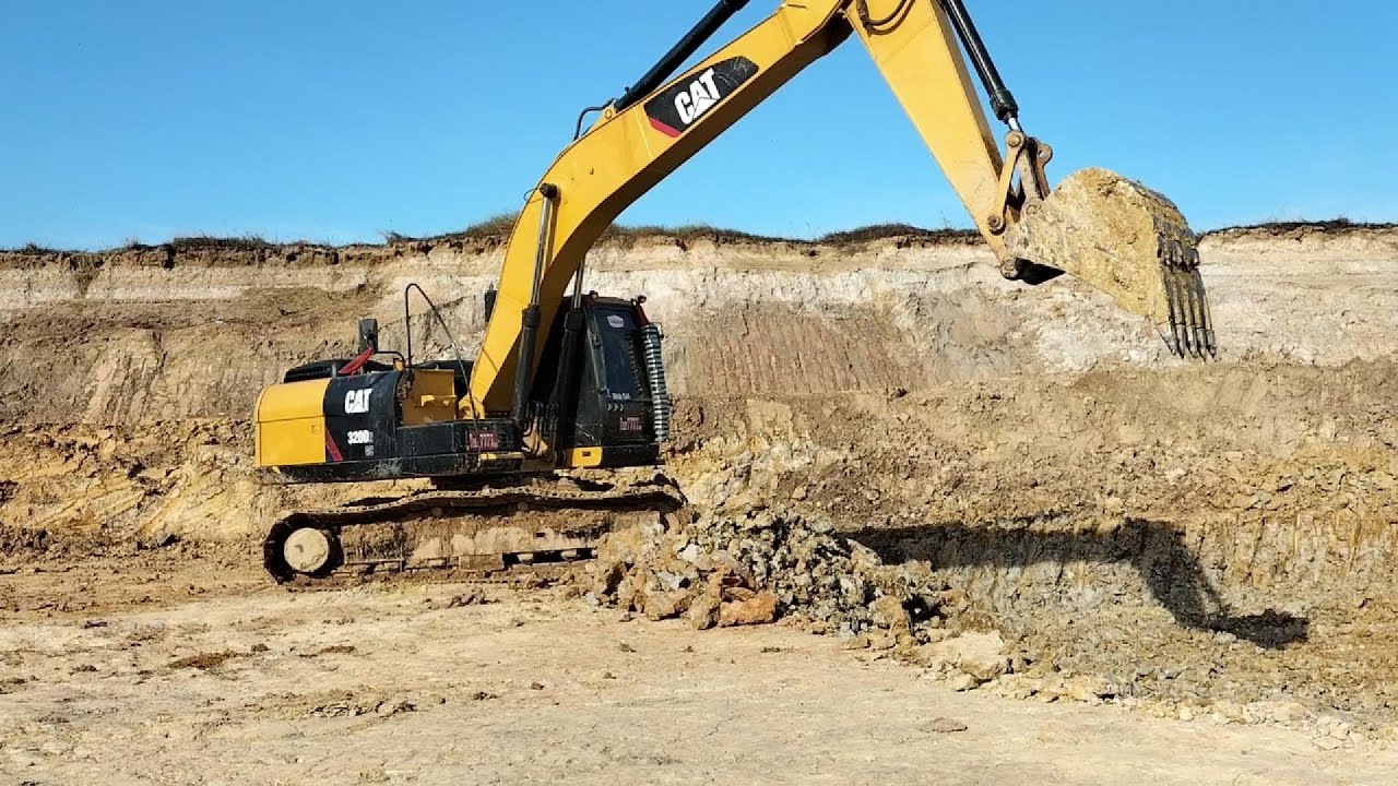 This Excavator Operator Is on Another Level 😲