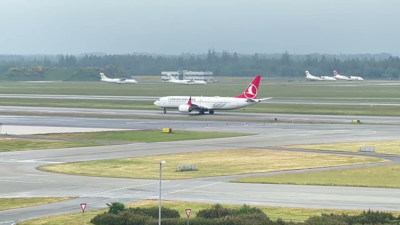 Turkish Airlines Boeing 737 Wet Takeoff Billund Airport EKBI