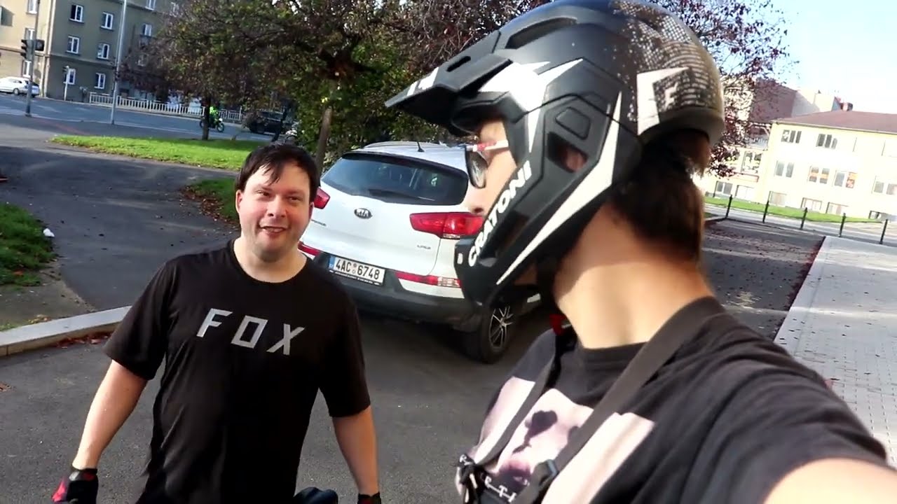 UČÍM KAMARÁDA JEZDIT NA KOLE.