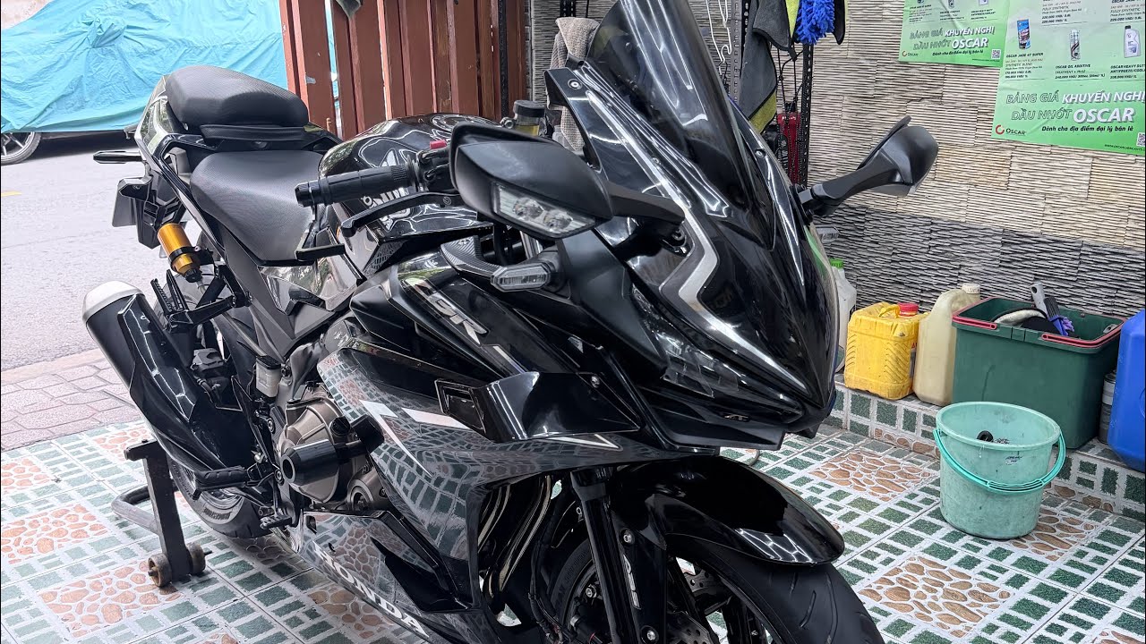 Мотоцикл CBR500R ABS с двумя дисковыми тормозами и множеством аксессуаров.