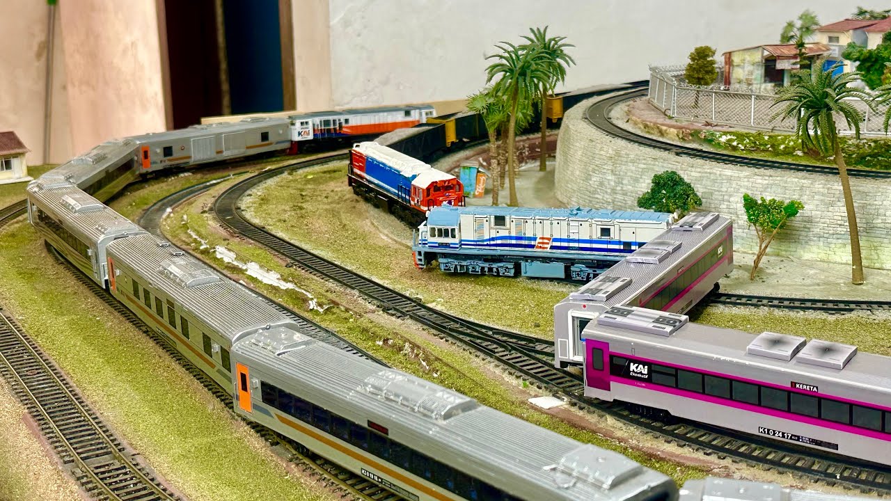 Drama Kereta api Babaranjang CC205 Menabrak CC201 WnB SS New Generation di tikungan hingga anjlok