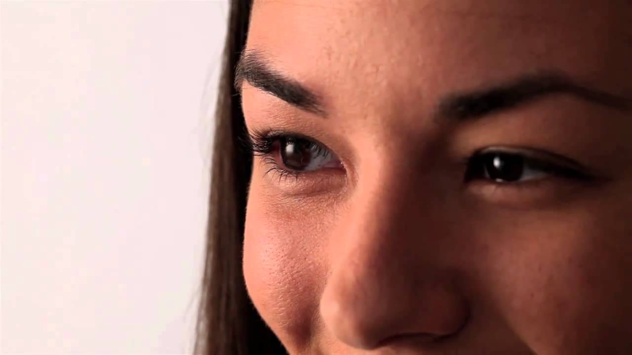 How to wear contact lenses