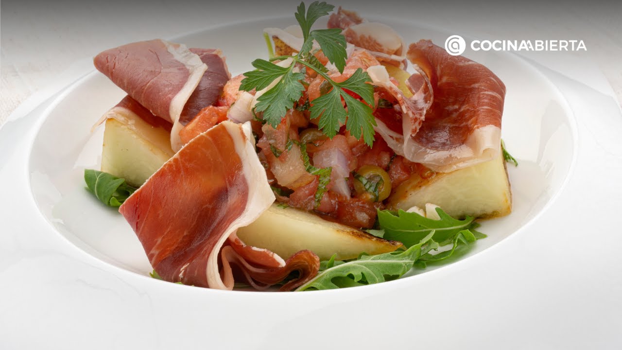 Ensalada de melón asado con jamón y tomate concassé, una receta perfecta para los días de calor