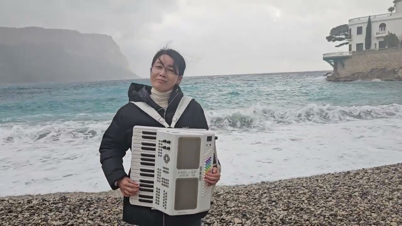 Hesedianer som spiller p&aring; stranden i Cassis med duskregn #trekkspill #piano #gitar#saksofon#kpop#apt