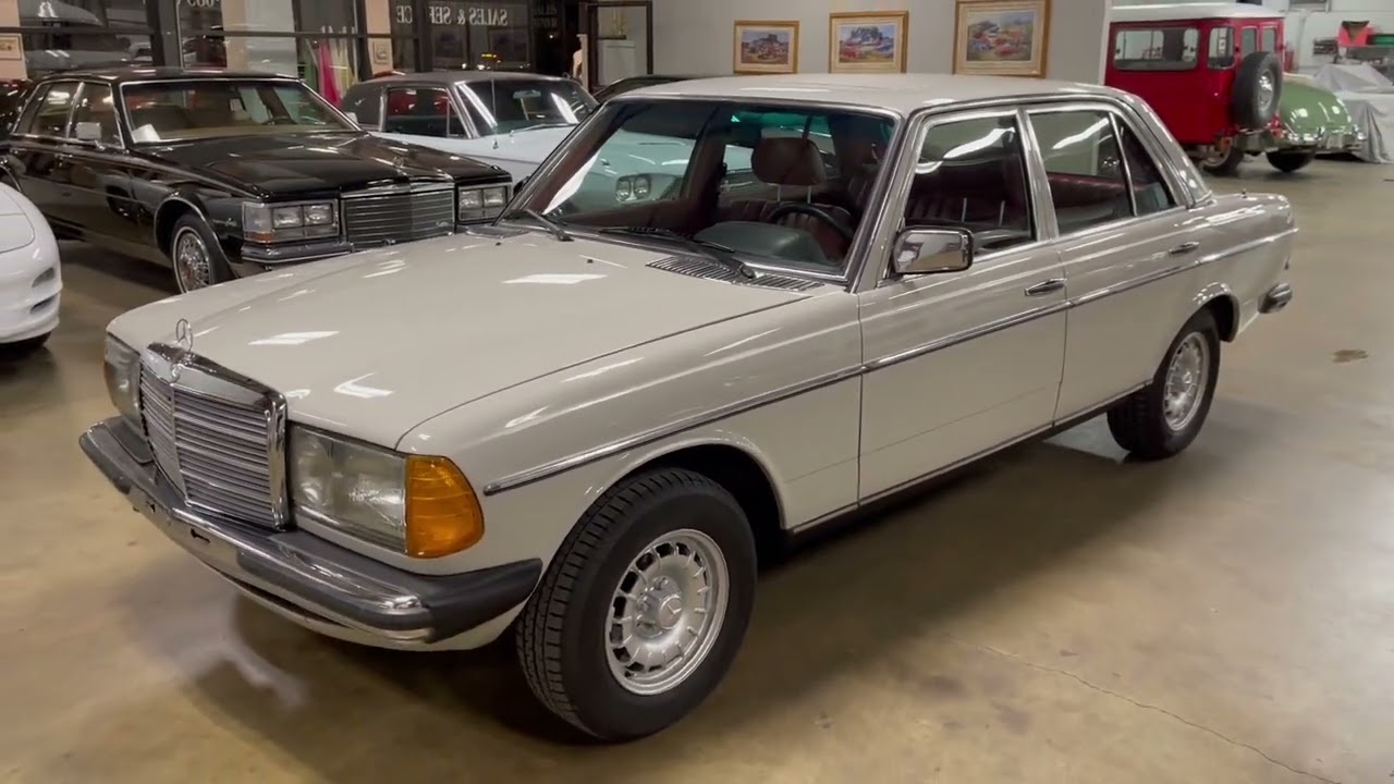 Walk Around, Interior & Start Up - 1982 Mercedes Benz 240D (W123)