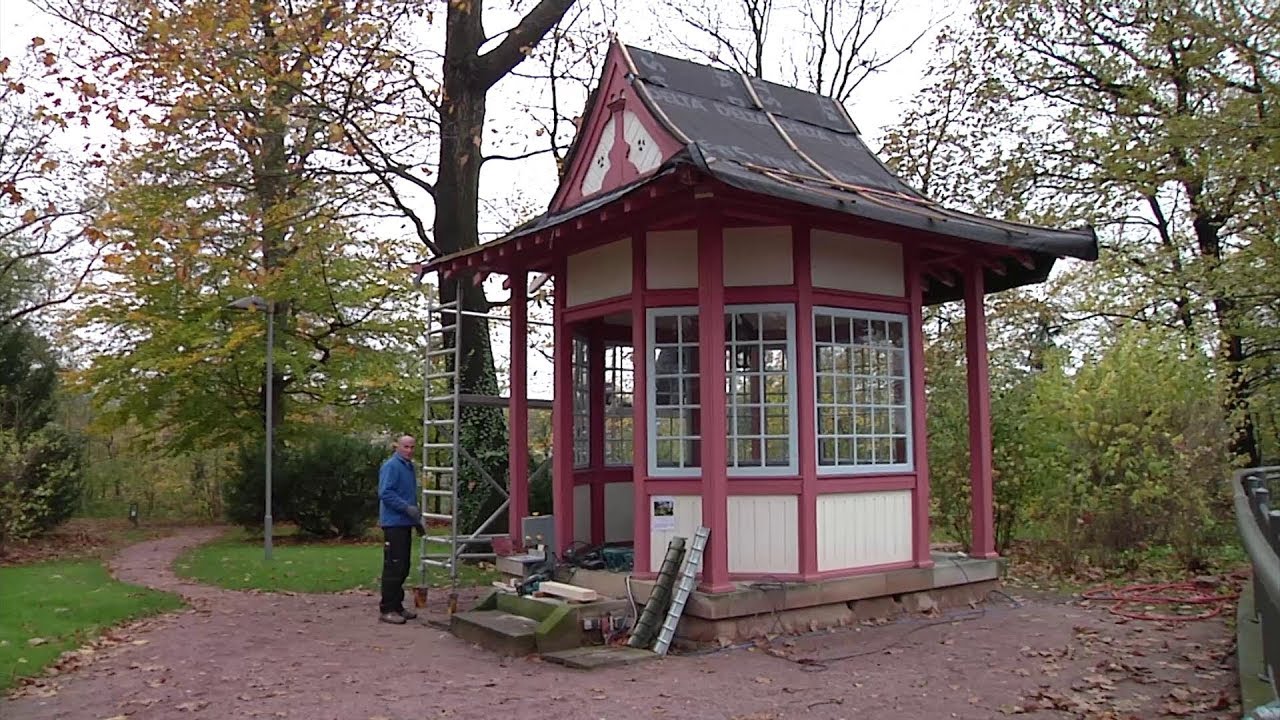 Japanisches Teehaus bekommt neues Dach