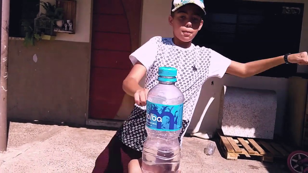 The Bottle Cap Kick Challenge (B roll- Concurso FeiyuTech)