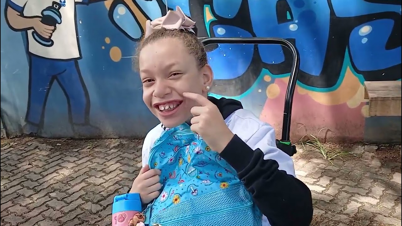 A primeira semana de aula dela  no perrenge Sem o ônibus especial  um absurdo 🚎