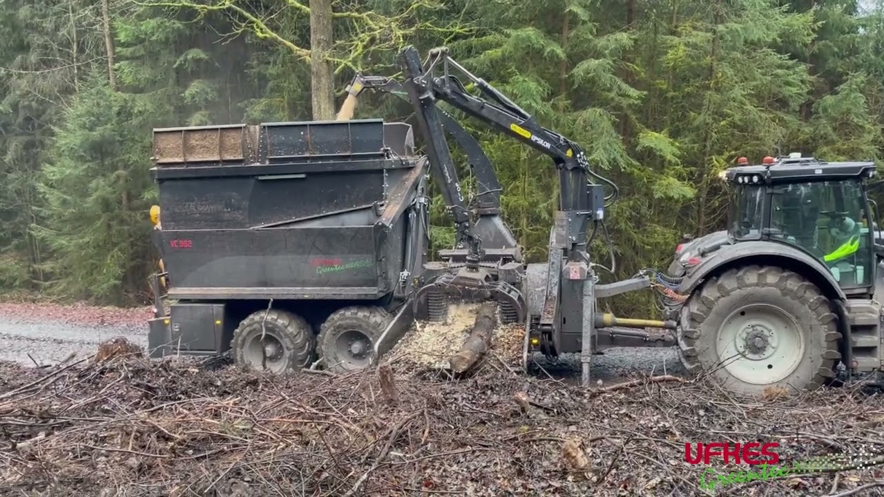 Ufkes Greentec 962/25 Holzh&auml;ckslerkombination | Valtra S394 | Jens Heuel | Holzh&auml;ckseln im Sauerland