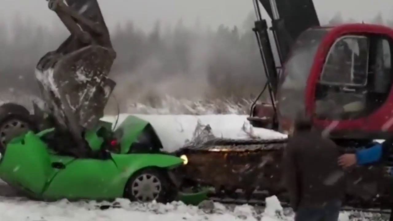 Bagger vs Auto Zwei M&auml;nner verpr&uuml;geln Baggerfahrer der r&auml;cht sich fatal Auto zerst&ouml;rt