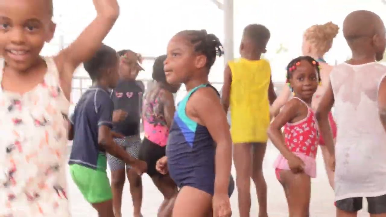 La sommité et International Bilingual School the sommity respectivement à Aqua Splash