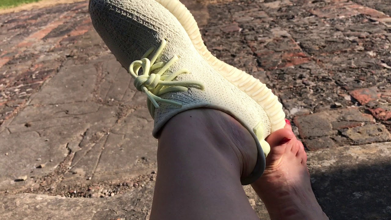 Kate's Adidas Yeezy sockless shoeplay