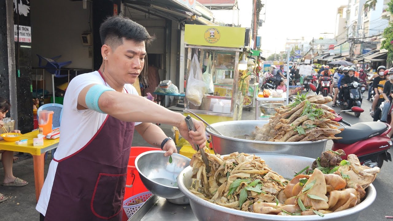 Phá lấu vịt anh Tài đông nghẹt khách bất ngờ bán thêm phá lấu bò