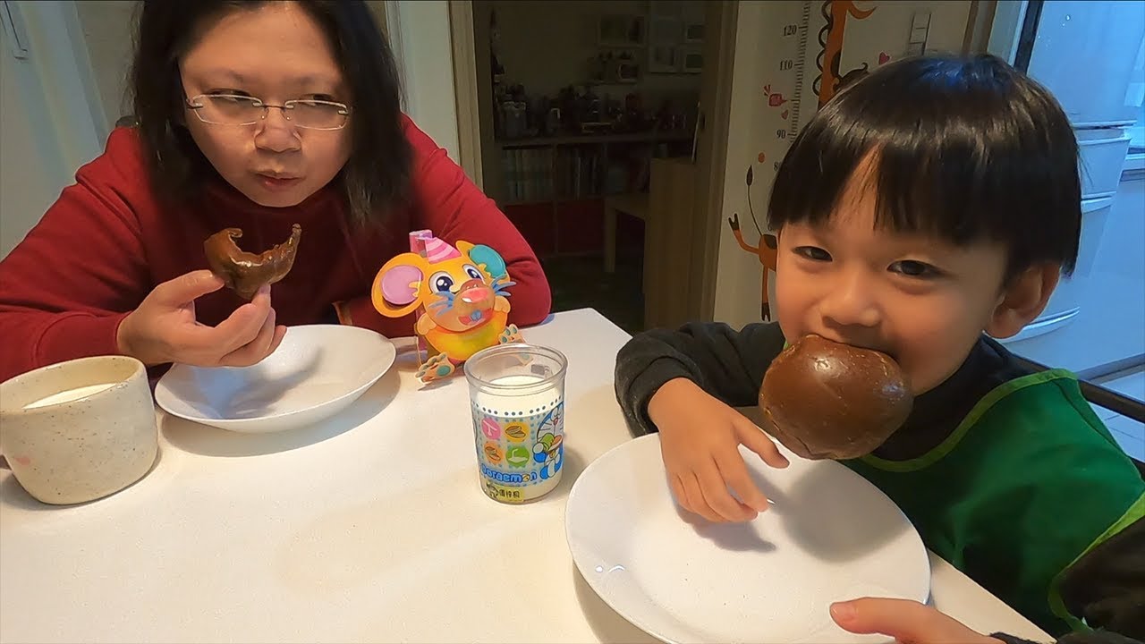 連續兩天早餐吃全家｜小孩不能吃的..巧克力爆漿餐包
