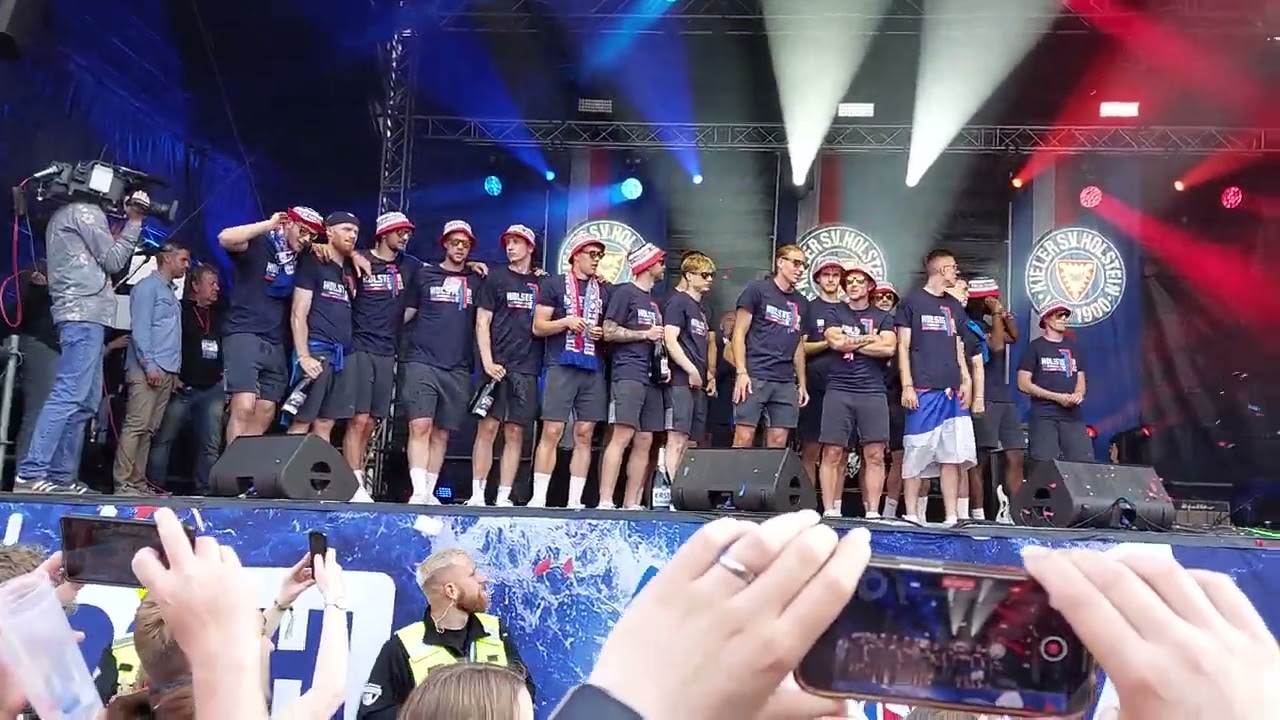 Holstein Kiel Rathausplatz Mannschaft kommt auf die Bühne