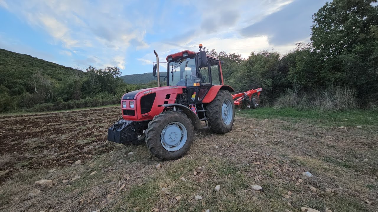 Belarus MTZ 1025.4 ploughing with 6 furrow Pegasus. Беларусь МТЗ 1025.4 пахота. Πολυινο Πήγασος 6υνο