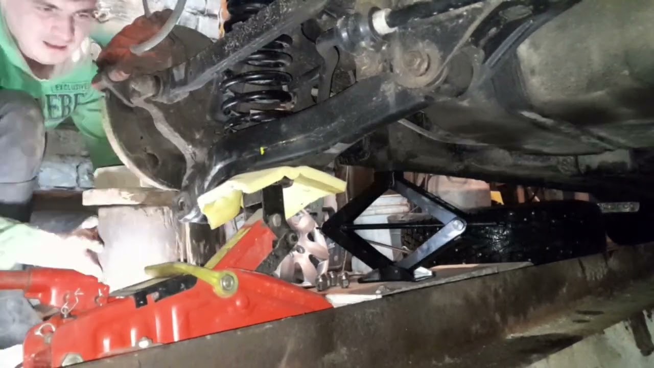 Установка проставок под задние пружины, на Хёндэ Элантра 4. Приподнимаем зад.