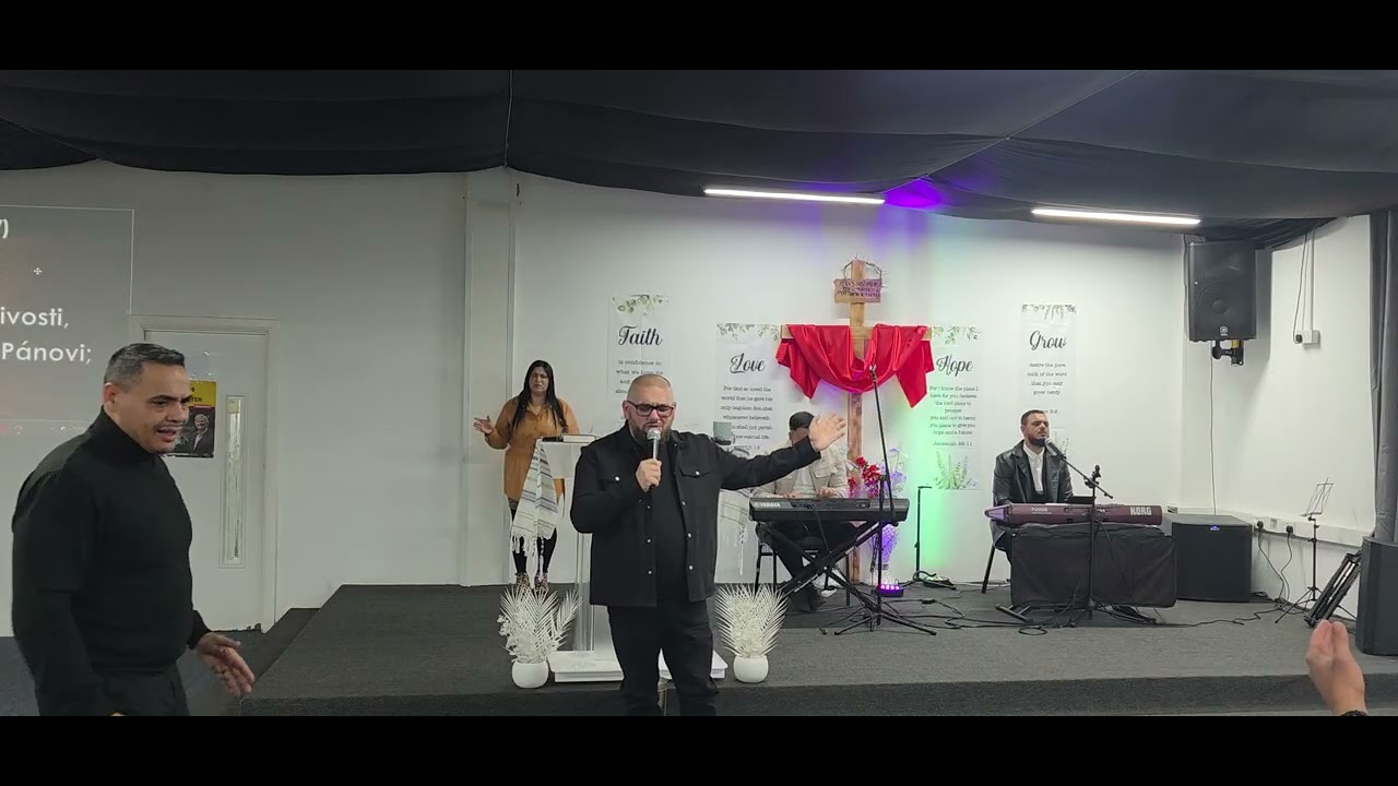 Shalom brata a sestri príjemné počúvanie úžasné chvaly pre nášho pana Spasiteľa krista 🔥🔥🔥🔥🔥