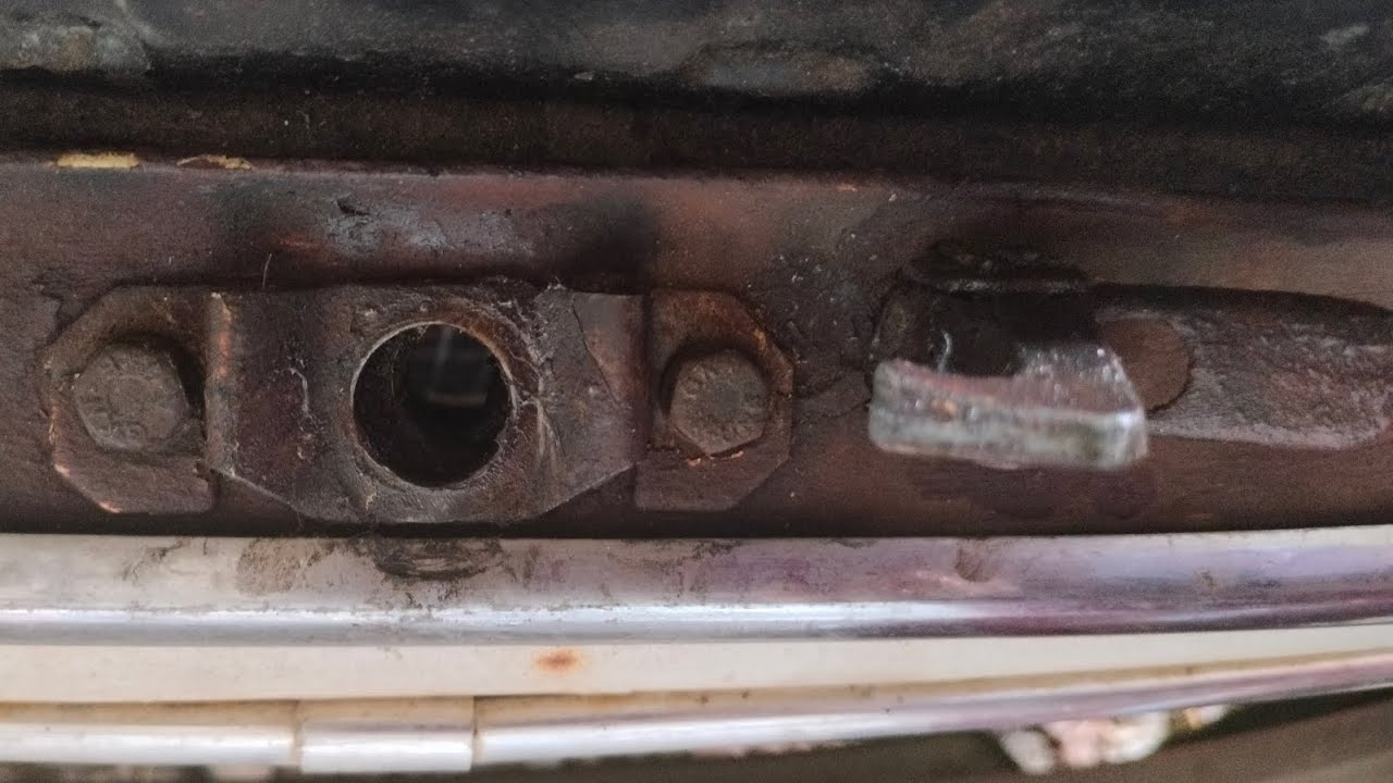 Morris Minor Level 2: Lubricating the bonnet mechanisms