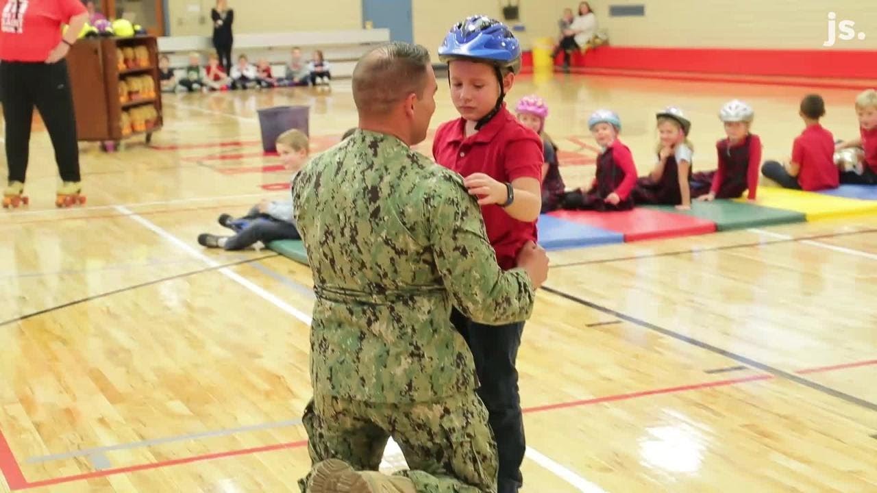 Military dad surprises son at school
