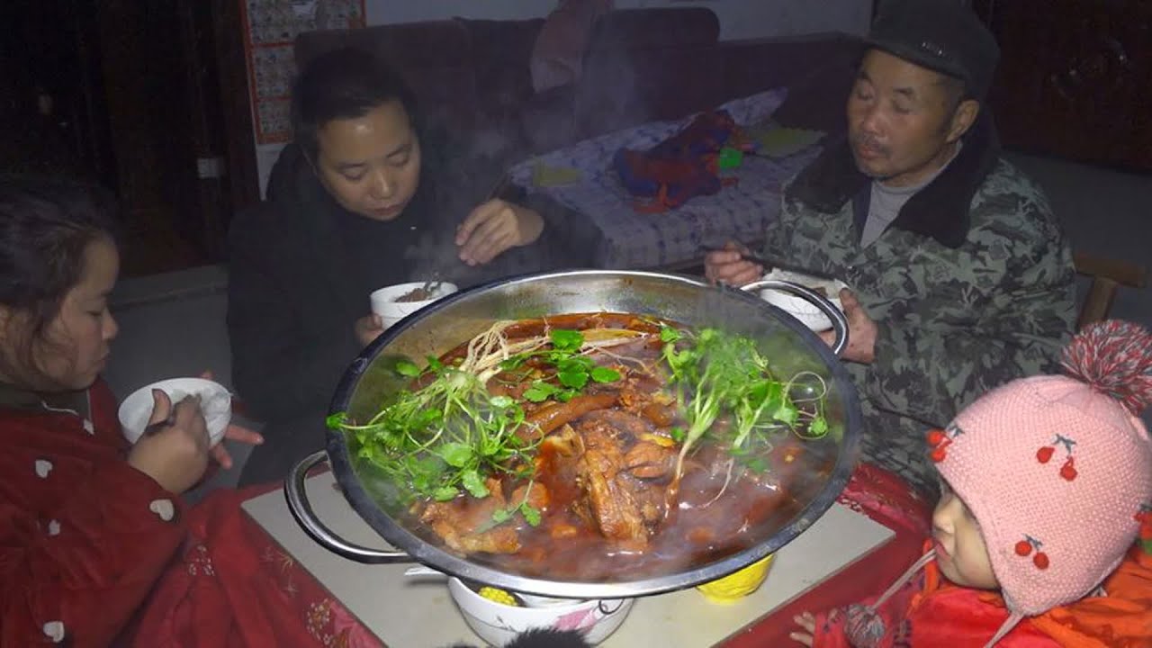阿哥把做香肠剩下的排骨和猪皮炖火锅吃，这次饭菜管饱吃得真过瘾