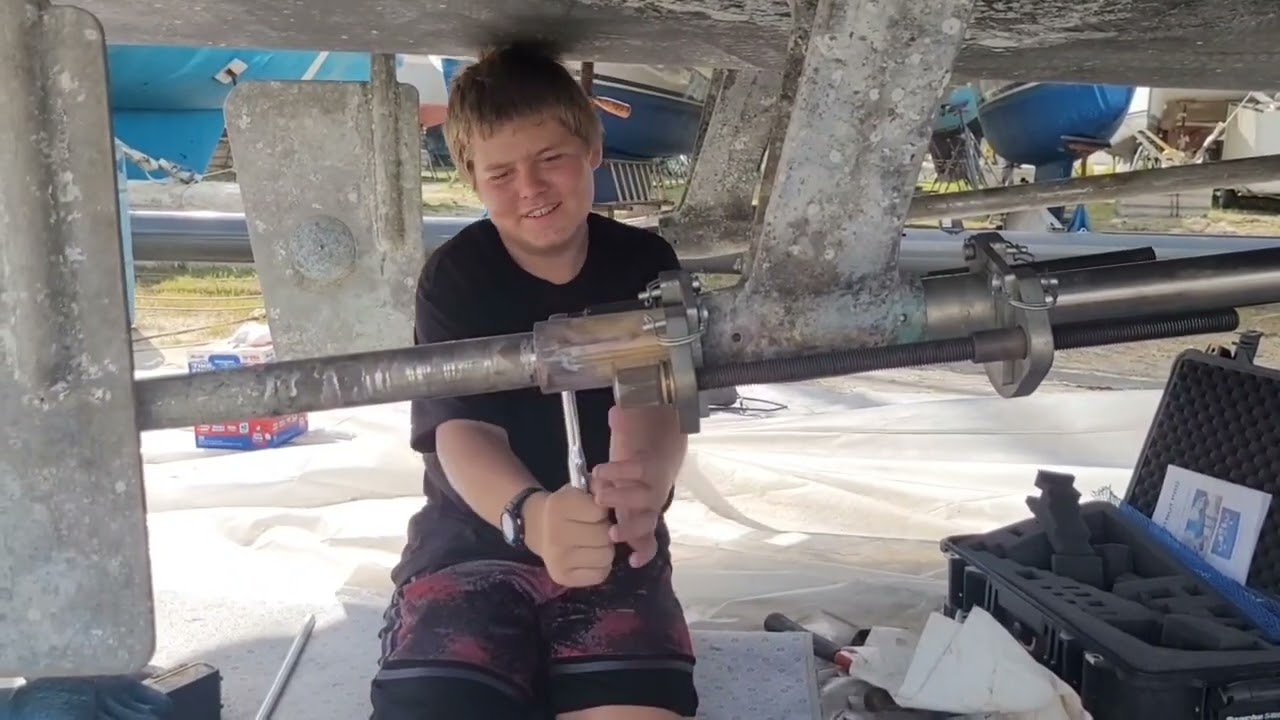 Вывоз с верфи || Работы по днищу, покраска корпуса || Подшипники, валы, винты без вырезов