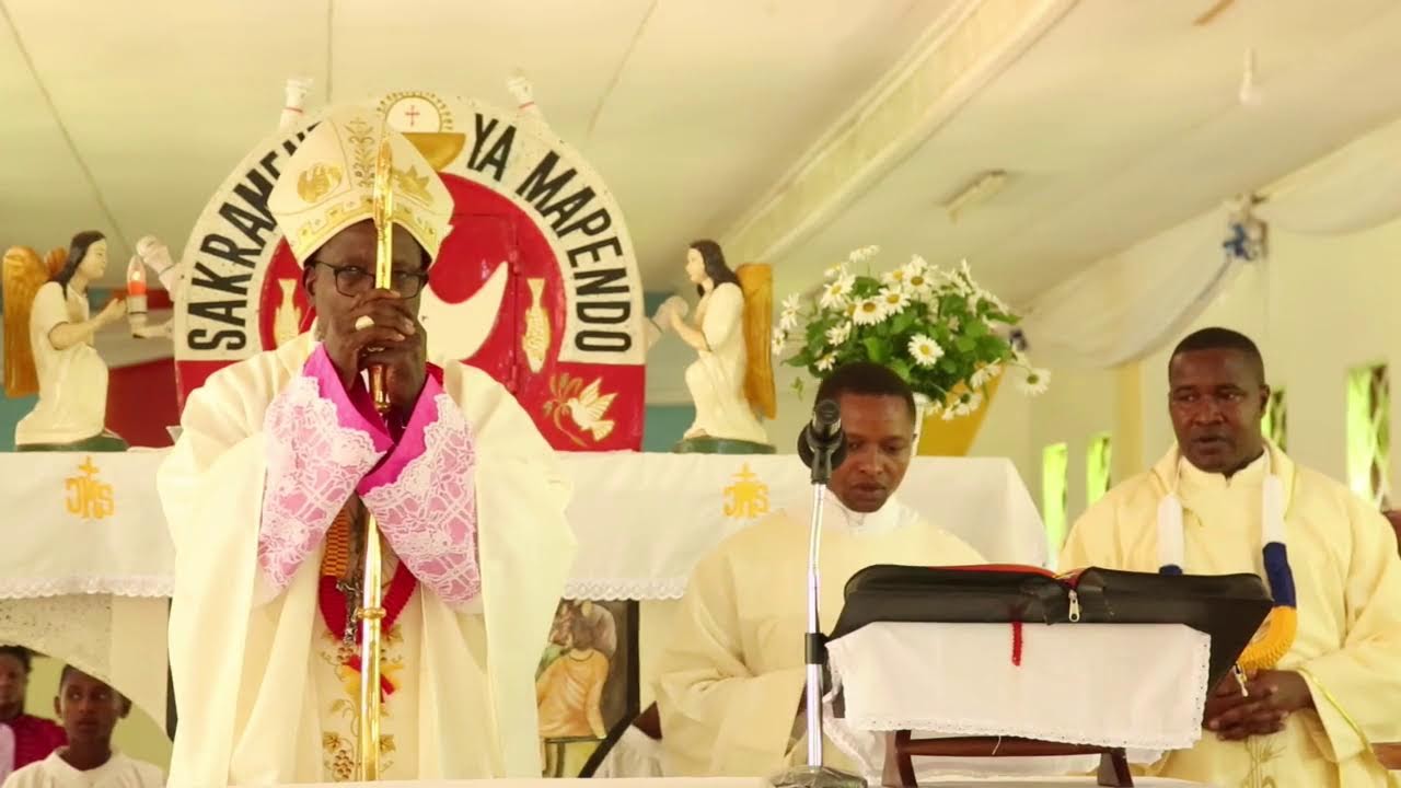 MISSIO CANONICA ADHIMISHO LA MISA KUTUMWA RASMI KWA WAHITIMU WA CHUO CHA TEOLOJIA NA UCHUNGAJI-RAUYA